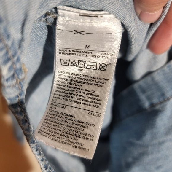 GAP Women's Denim Light Wash Button Up Long Sleeve Shirt sz M GUC - Picture 8 of 9